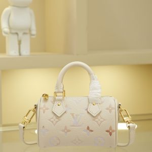 Full-Leather Speedy Pillow Bag This Nano Speedy handbag is drenched in delicate, dreamlike hues for the new season, effortlessly elevating any look. Crafted from classic Monogram Empreinte leather with metal hardware, its spacious interior accommodates essentials like a compact wallet. The detachable shoulder strap offers versatile carrying options. 10 x 7.5 x 16 cm (H x W x L)